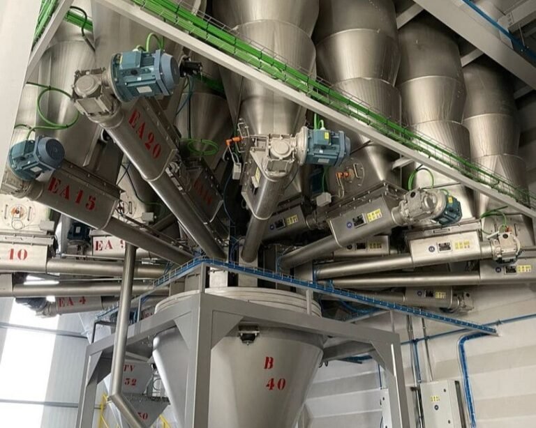 Báscula de dosificación de micro ingredientes en una fábrica de piensos