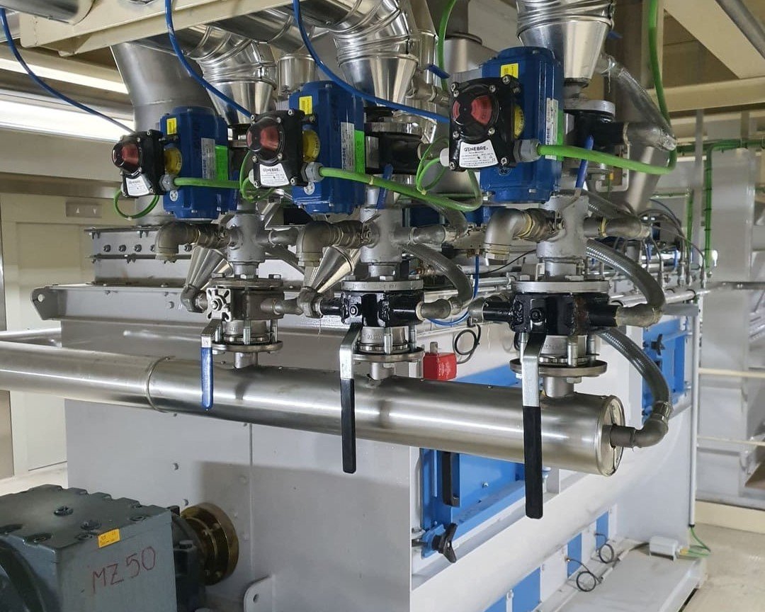 Application of liquids in a Rosal mixer in a feed factory