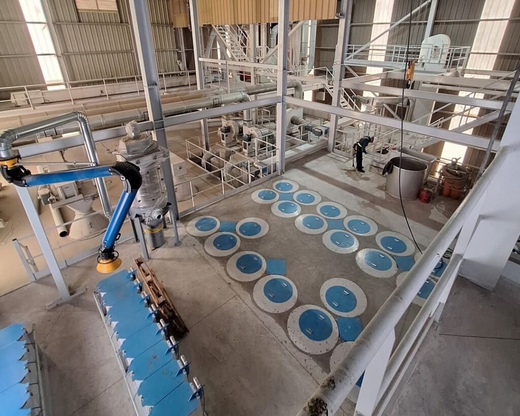 Inlet nozzles of the macro ingredients silos of a feed mill with suction and filter