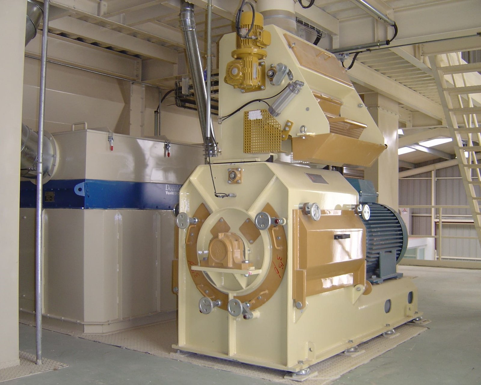 Rosal hammer mill in a feed mill