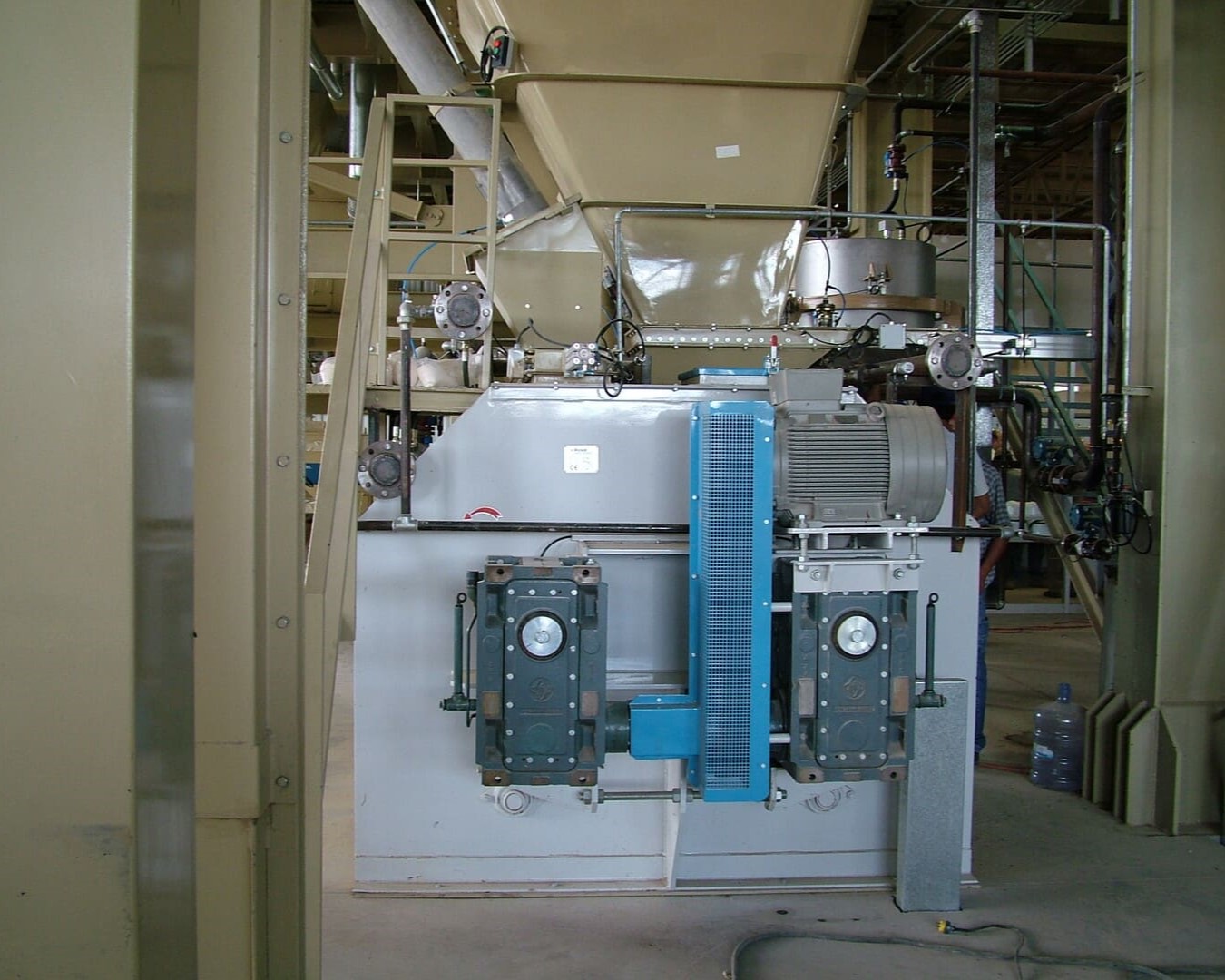 Rosal twin-shaft mixer in a feed factory