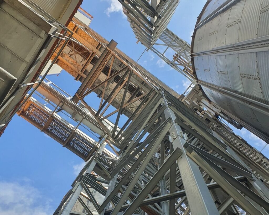 Estrutura metálica e silo de grãos numa fábrica de rações