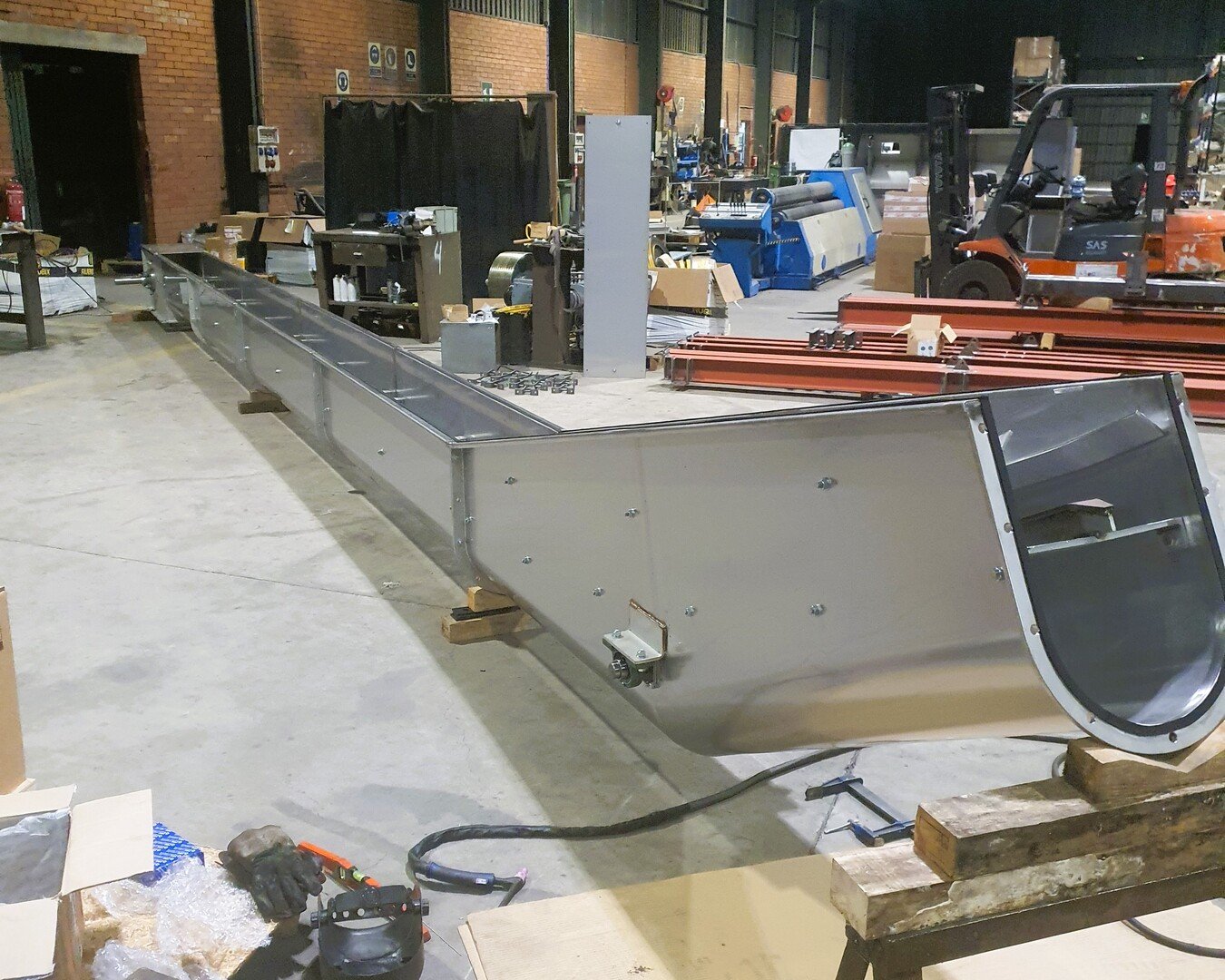 Transgran blade conveyor in manufacturing process