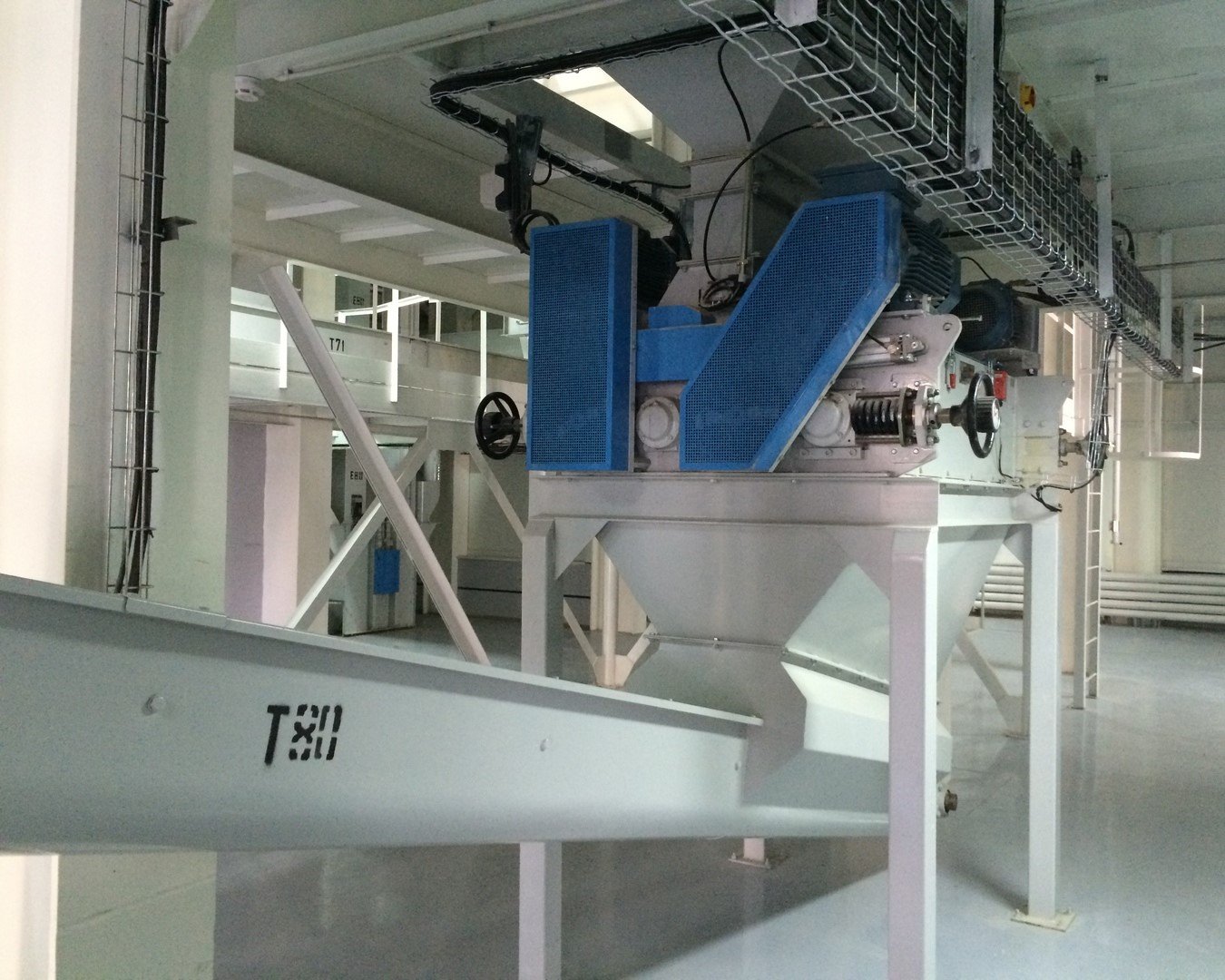 Transgravity blade conveyor in a feed mill