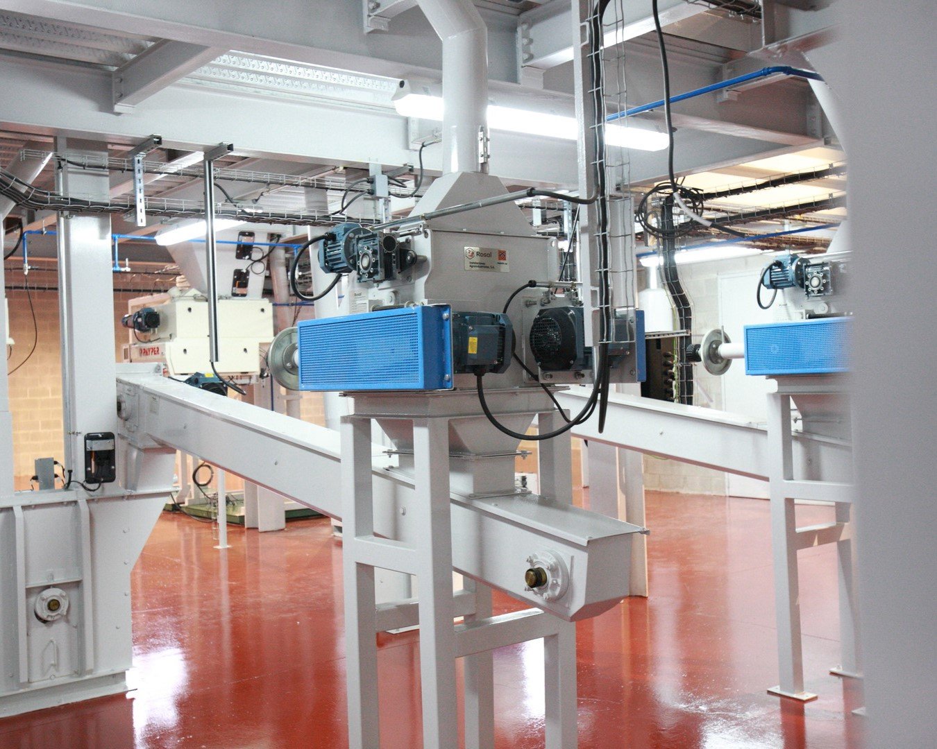 Transgravity blade conveyor in a feed mill