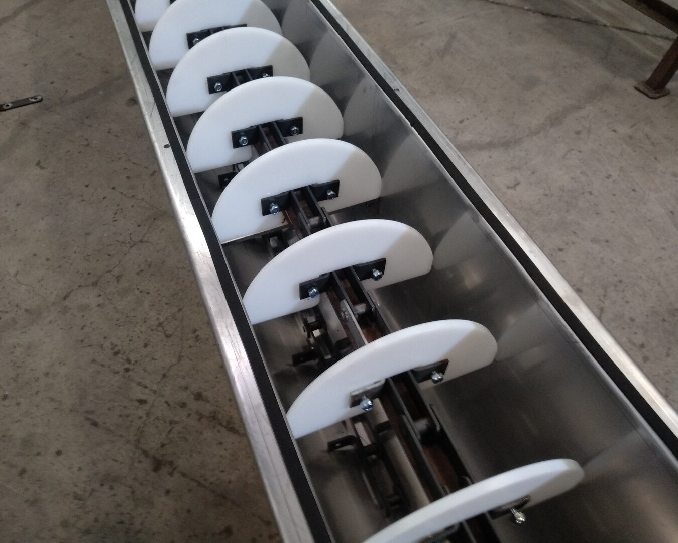 Chain paddles of a transgran conveyor