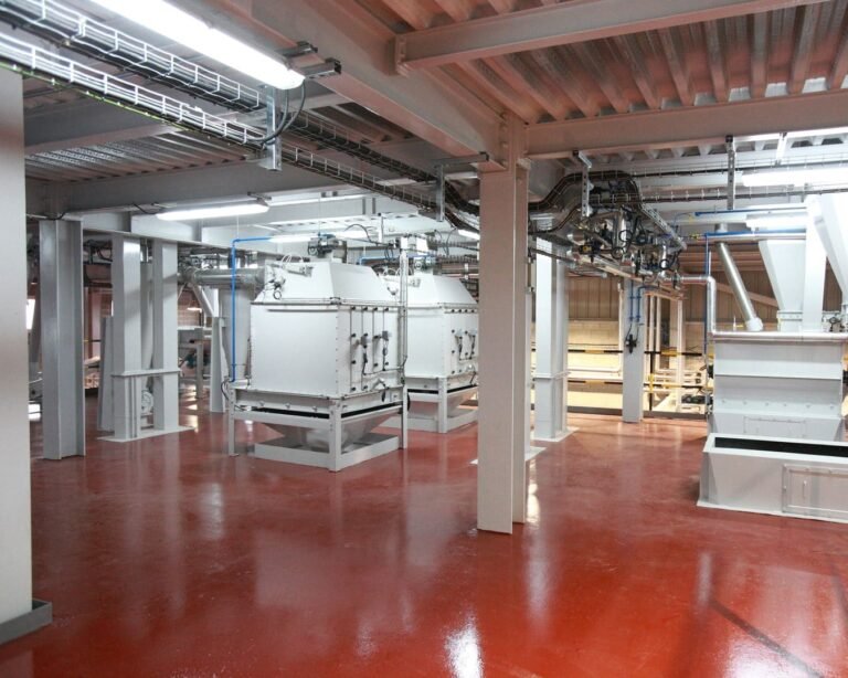 Refrigerador de contracorriente para pellets de una línea de granulación de una fábrica de piensos