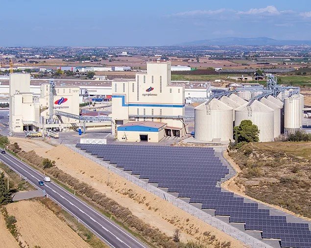 Agropienso, feed mill in Spain with a bird's eye view. Built by Rosal Instalaciones Agroindustriales.