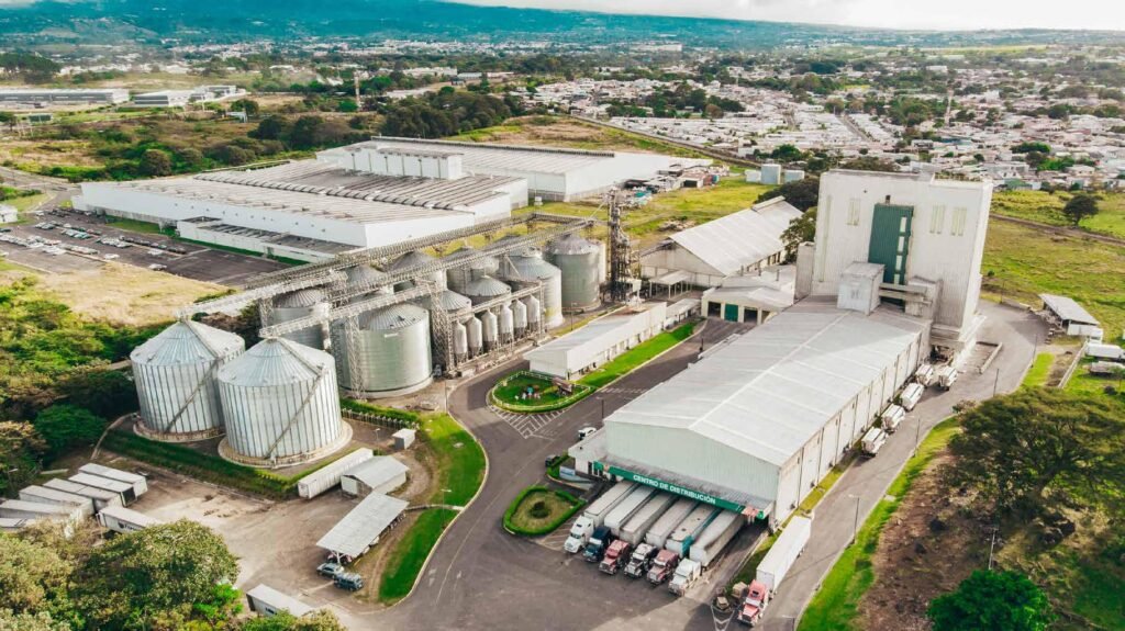 Cooperativa dos Pinos, a cattle feed mill in Costa Rica, built by Rosal Instalaciones Agroindustriales.