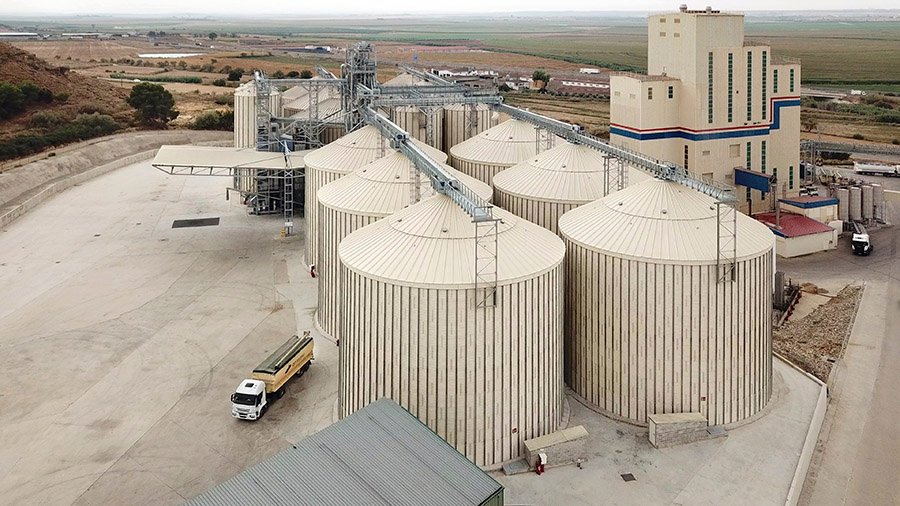 Fábrica de piensos Agropienso ubicada en Huesca, desarrollada por Rosal-Mabrik.