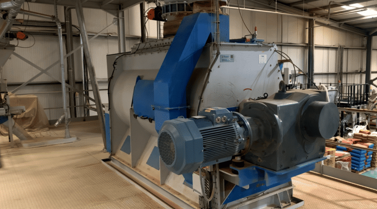 Mezcladora para premezclas para alimentación animal en la fábrica de Alltech en Stamford, UK.