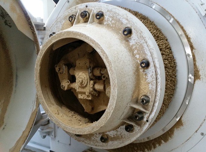 Compuerta de una peletizadora Mabrik abierta dónde se ve la cámara de peletización interior.