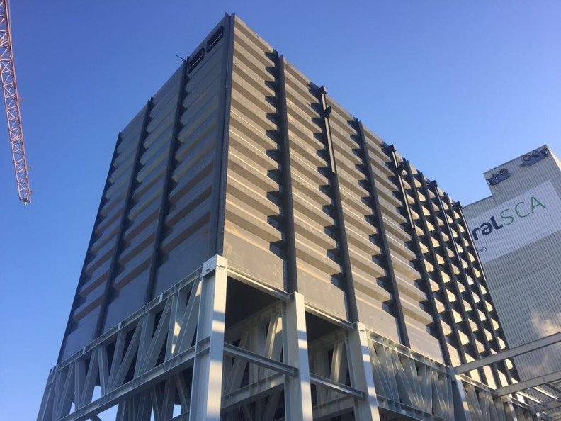 Estructura metálica y silos cuadrados de una fábrica de piensos en construcción