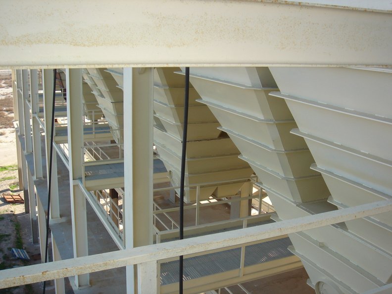 Estructura metálica y silos cuadrados de una fábrica de piensos en construcción